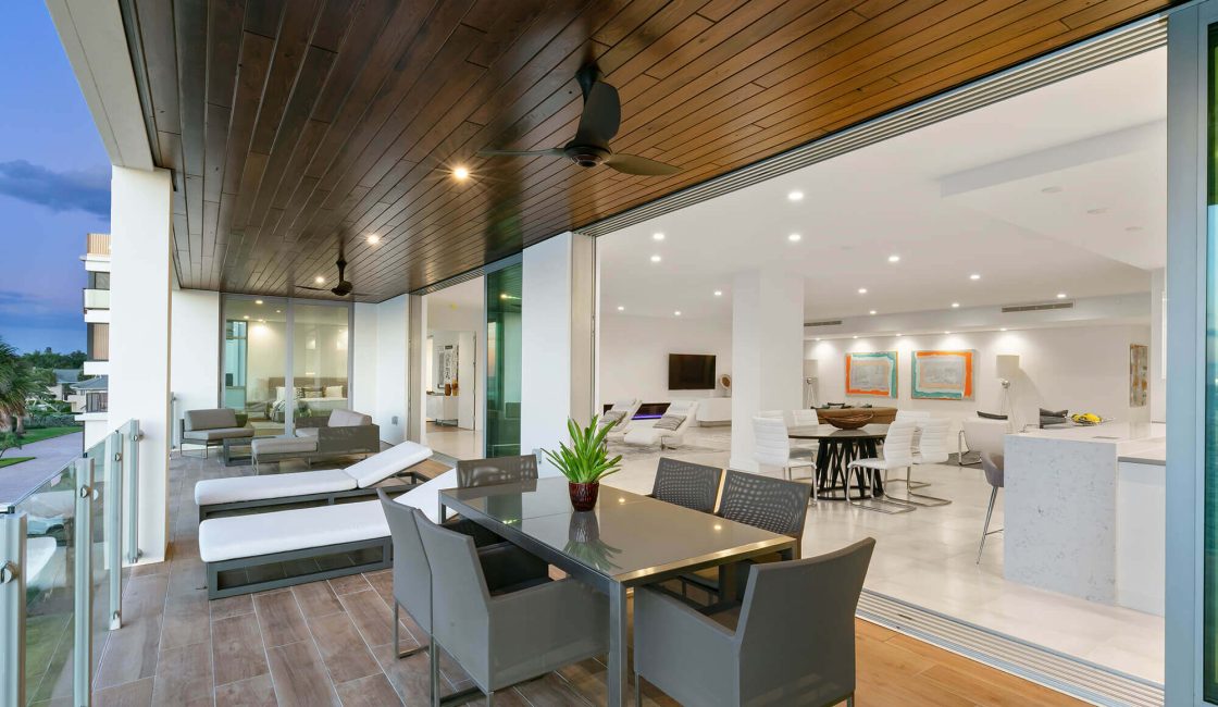 A dining room with a table and chairs in it