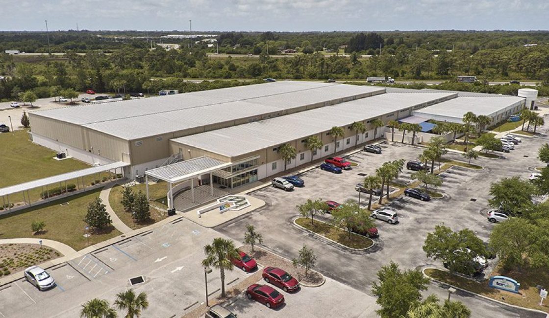 A large parking lot with many cars parked in it.