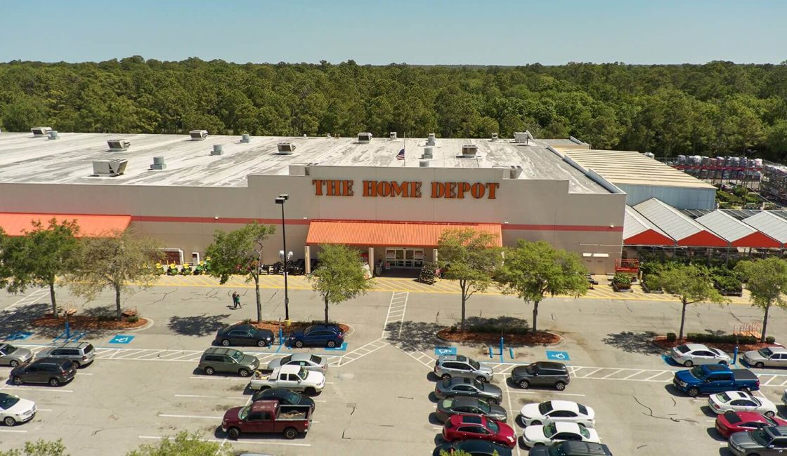 A large parking lot with many cars parked in it.