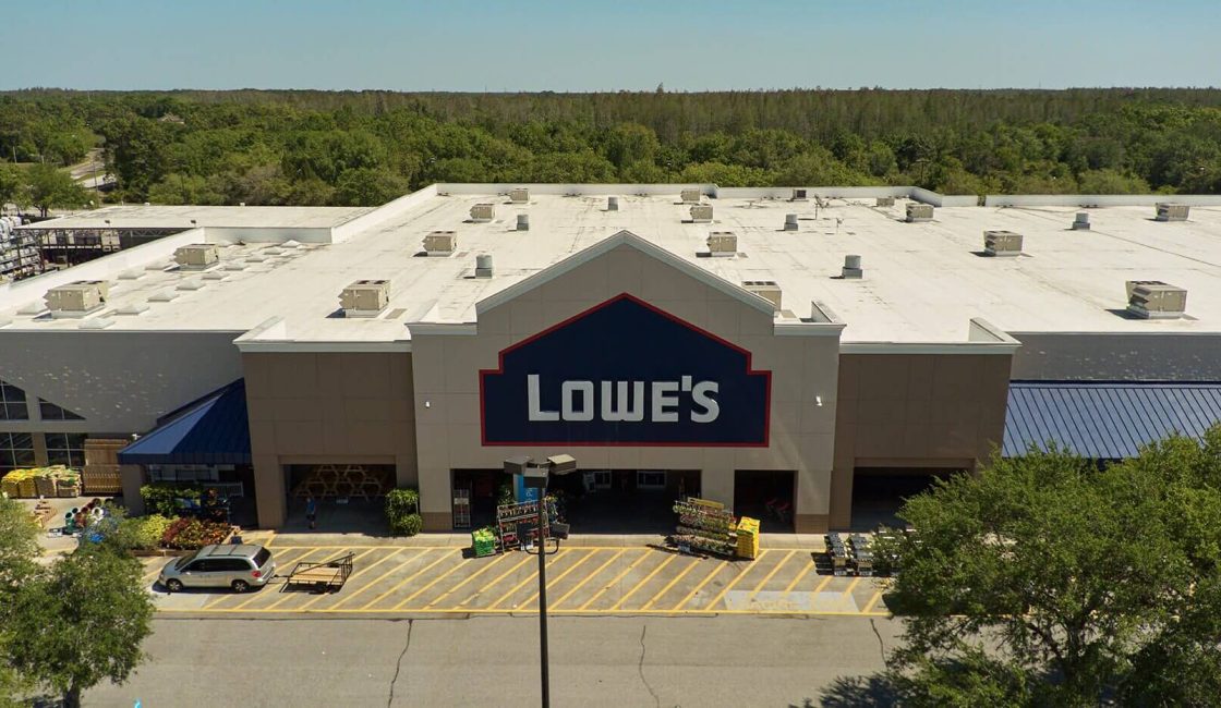 A large building with the lowe 's logo on it.
