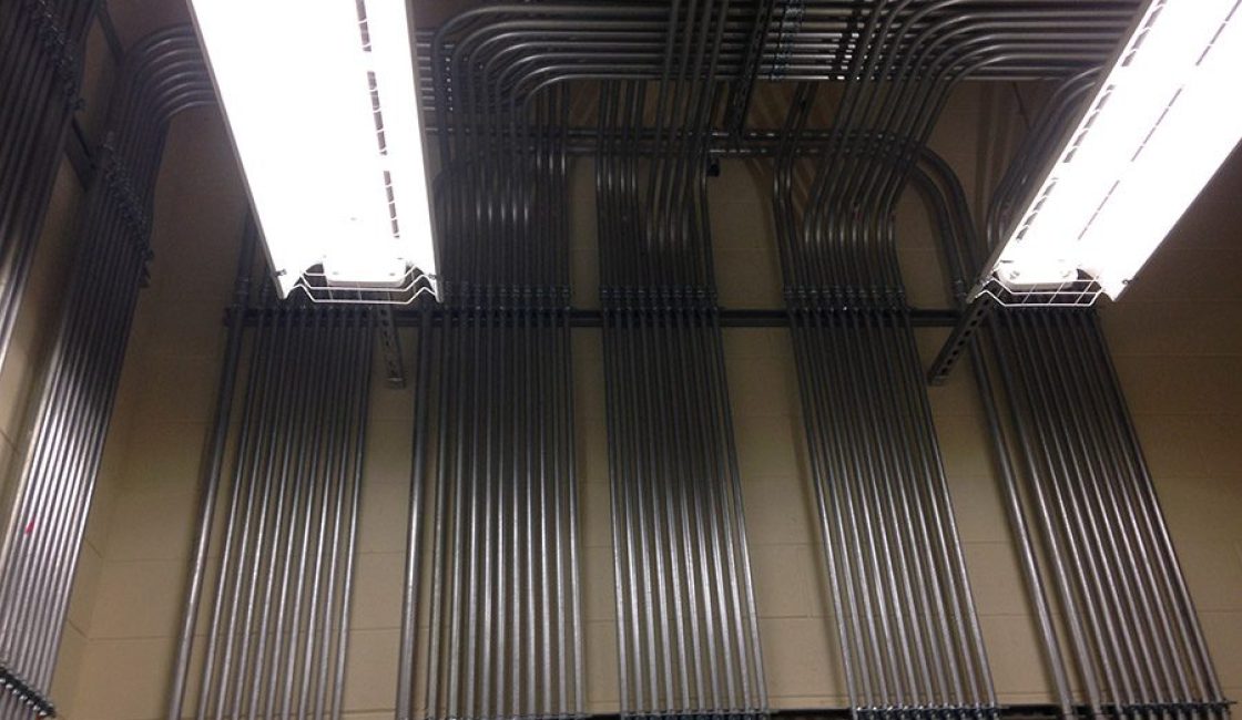 A bunch of pipes that are hanging up